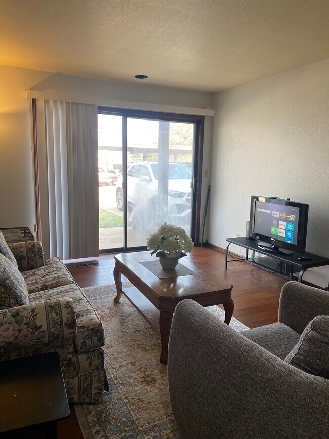 Photo - 412 N Oakwood Rd