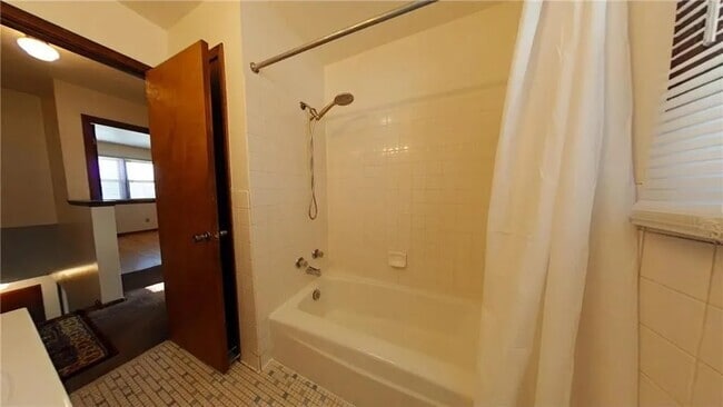 Photo - 3237 Douglas Dr N