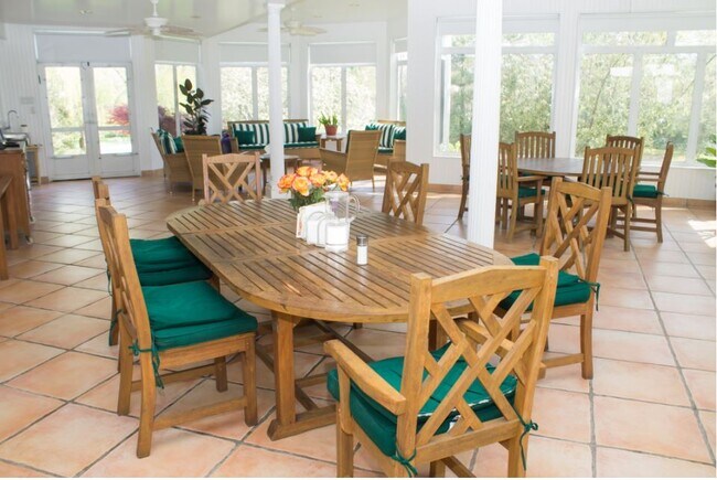 Photo - 17 Copperbeech Ln