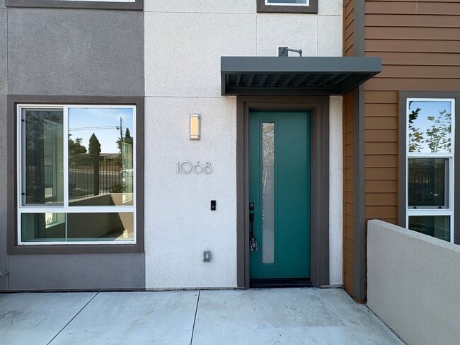 Building Photo - Beautiful 3B/2.5BA Townhome in Vista for R...