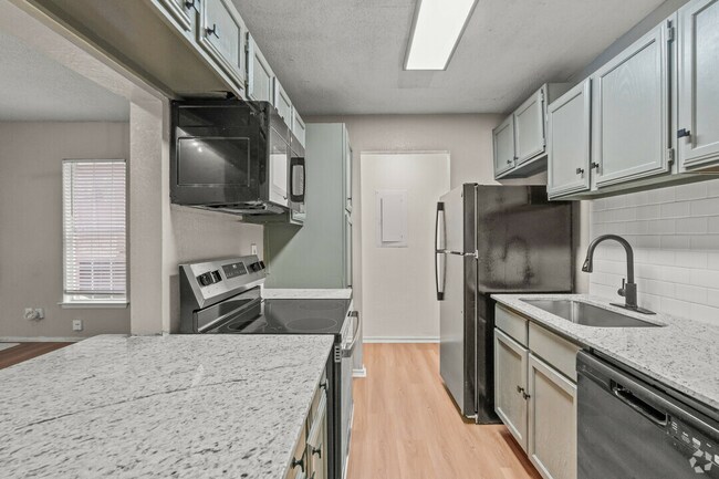 3.jpg - Valencia Plaza Apartments