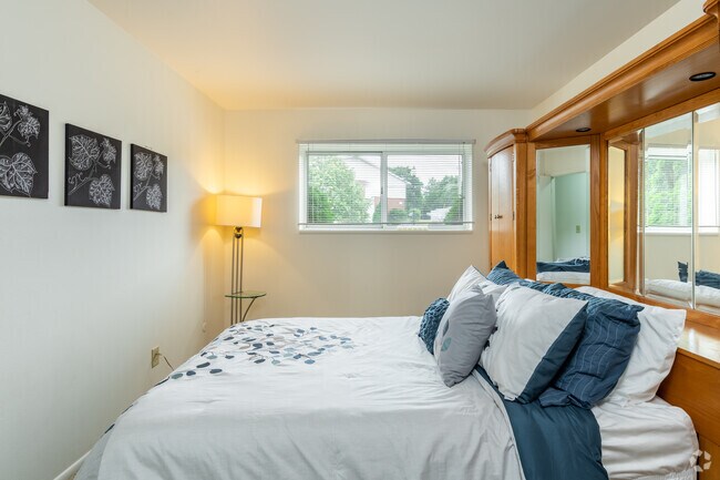 2 BR, 1 BA - 870SF