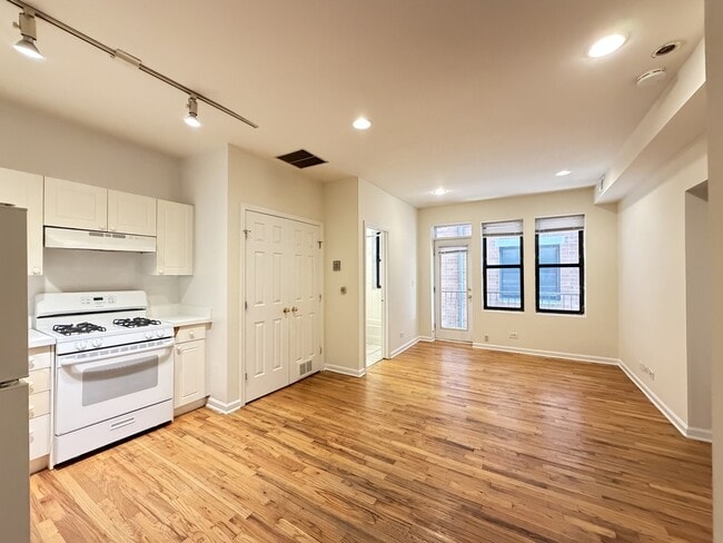 909 W Dakin St Unit J09W