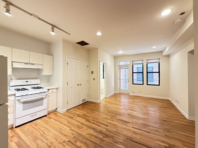 Photo - 909 W Dakin St Unit J09W