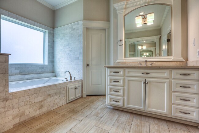 Photo - 922 Alexander St