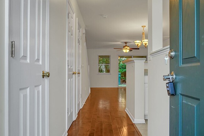 Photo - 121 Hornby Cir