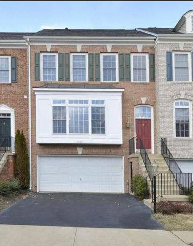 Building Photo - Beautiful 3 Bed 2 Bath 2 Half Bath Brick T... Rental
