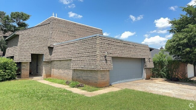 Building Photo - A Very Nice 2 Bedroom 2.5 Bath Duplex Putn... Rental