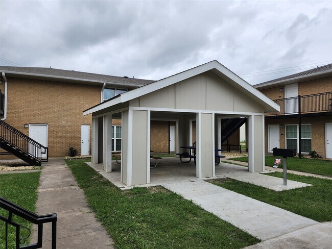 Photo - 306 W Avenue D