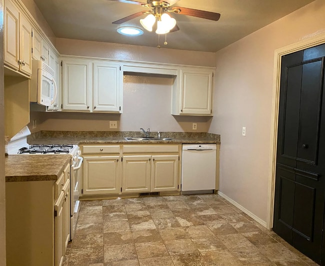 Photo - 3000 Rosewood Ln