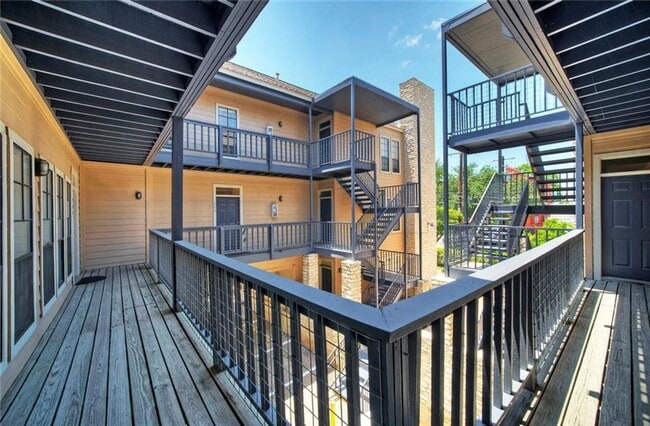 Photo - 711 W 21st St