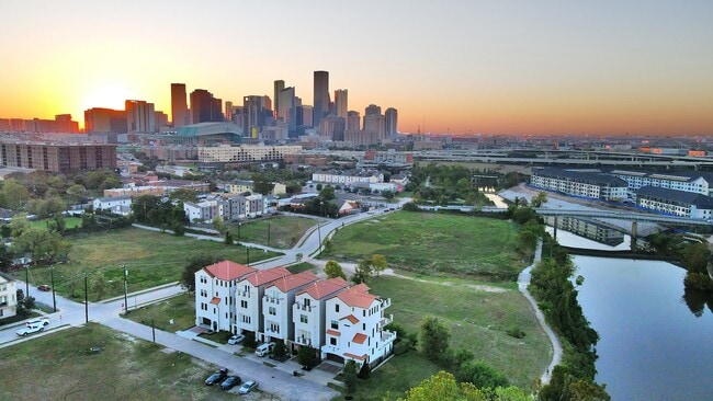 Photo - 631 N Live Oak St