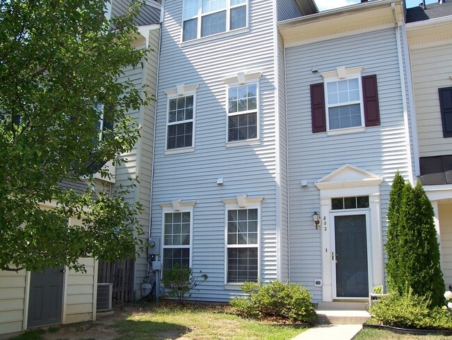 Building Photo - 3 Level Townhome Located in Piney Orchard ...