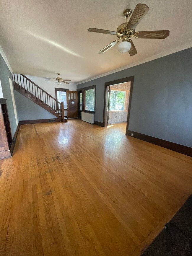 Photo - Large 5 bedroom, 2.5 bathroom house near V...