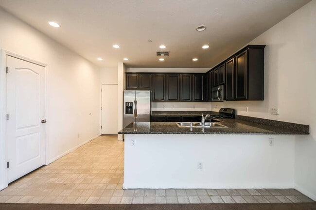 Photo - 4 BEDROOM HOUSE IN HENDERSON!!