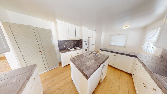 Photo - Huge House on Art St!! (Lease out, pending...