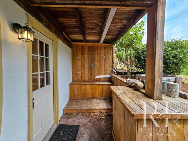 Photo - Cozy 1-Bed Duplex with Open Concept Living, Mini-Split Comfort & Apple Tree – Bremerton