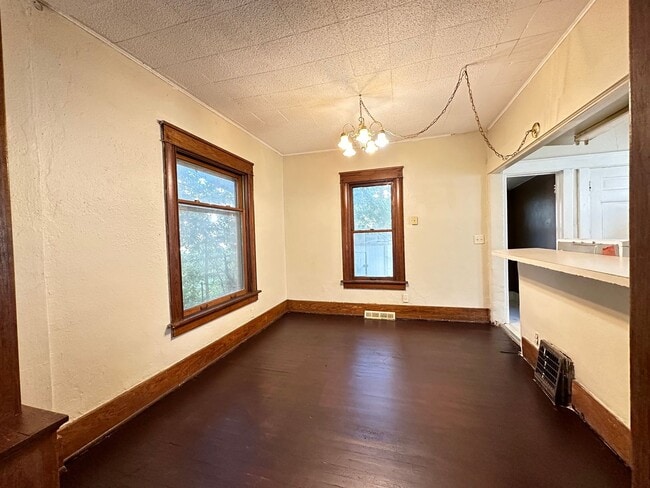 Photo - Large 2 bedroom house $750