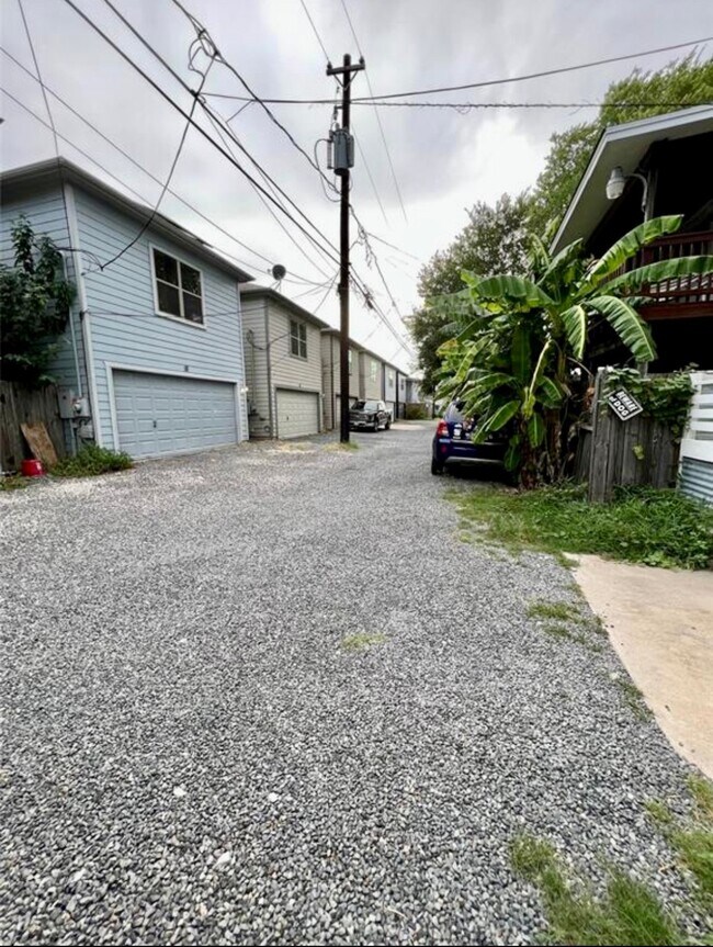 Photo - 814 1/2 W 21st St