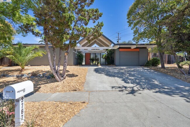 Building Photo - 3767 Gainsborough Dr Rental