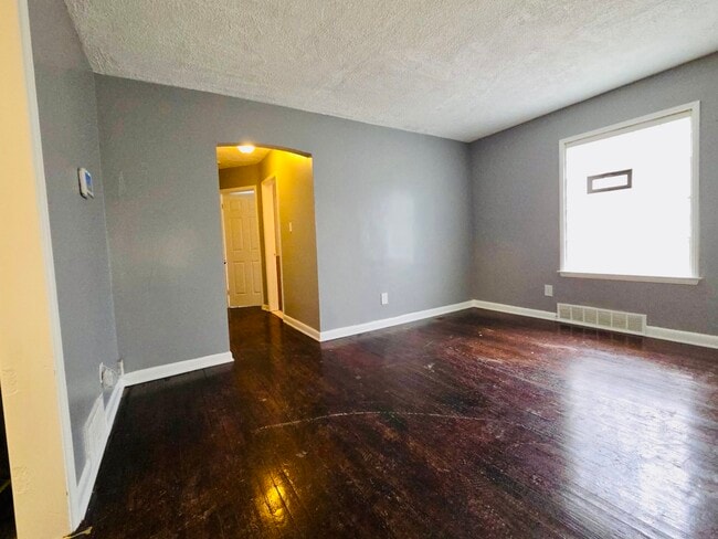 Photo - 20243 Westphalia St