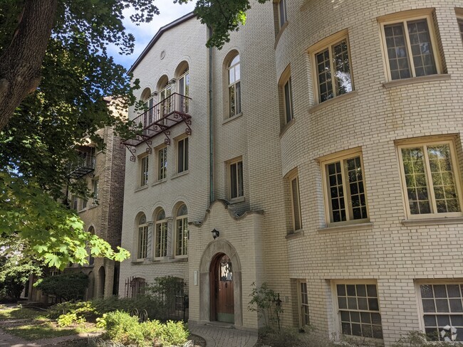 Building Photo - 7447 N Hoyne Ave Unit 2 Rental