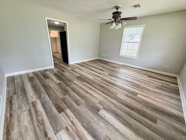 Photo - Updated 2 bedroom/1.5 bathroom home in Lake Charles with a large bonus room!