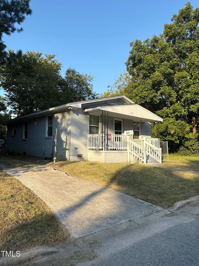 Photo - 631 Vance St E
