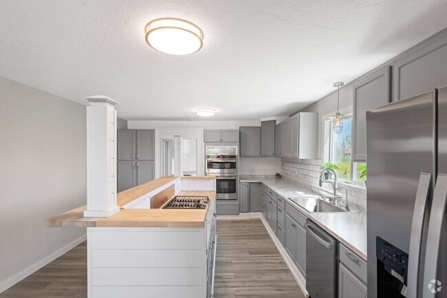 Building Photo - 5 Bedroom Home with Land in Hardin, MT FOR...