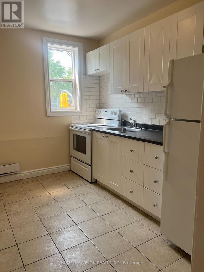 Photo - 788 Eglinton Ave E