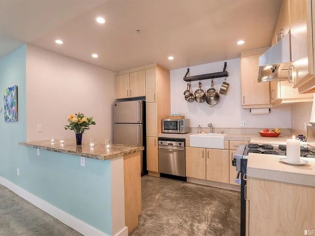 Building Photo - "Spacious 1-Bed, 2-Bath Gem in San Francisco's Heart – Your Urban Sanctuary Awaits!"