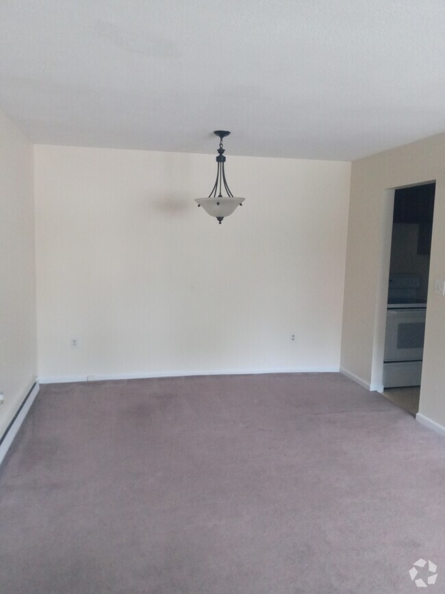 Building Photo - 36 Thompson Rd Unit #4C Rental