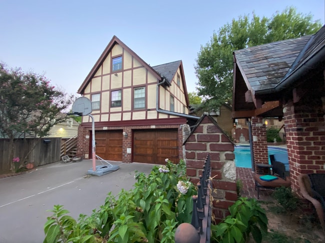 Building Photo - 1203 E 25th St Unit Luxury Garage Apt