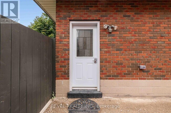 Photo - 215 Main St W