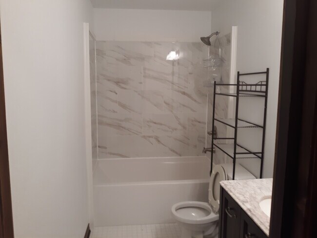Bath - 3379 Green Briar Cir Unit B