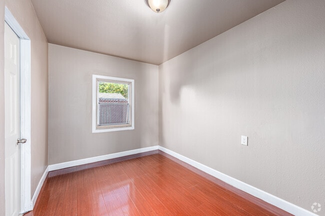 2BR, 1BA - 515SF - Primary Bedroom - 1819 Workman St