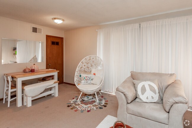 1BR, 1BA - 720 SF - Living Room - Forest Ridge Apartments