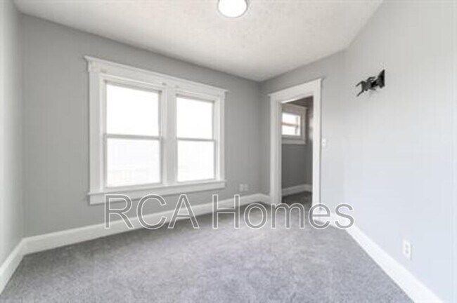 Photo - 1037 N Parker Ave