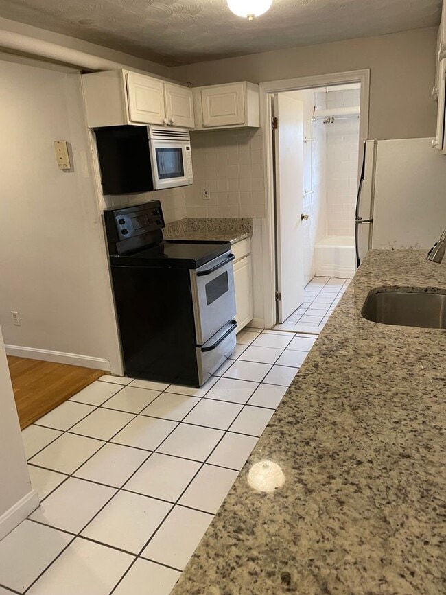 Building Photo - Nicely renovated condo in Coolidge Corner!