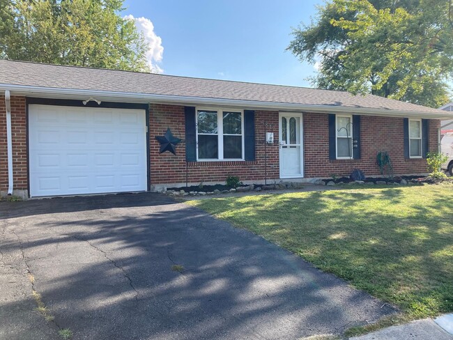 Building Photo - 3 Bedroom, 1 Bath Ranch Home w/Attached 1 ...
