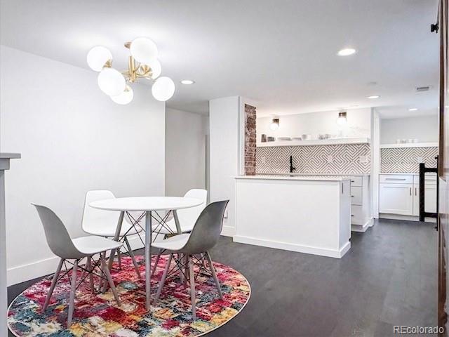 Building Photo - 736 York St