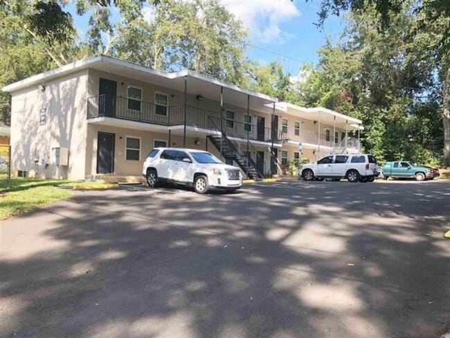 Building Photo - 1911 Pasco Ct Unit 8