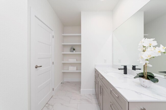 Building Photo - 11925 N Hoa Sen Cir