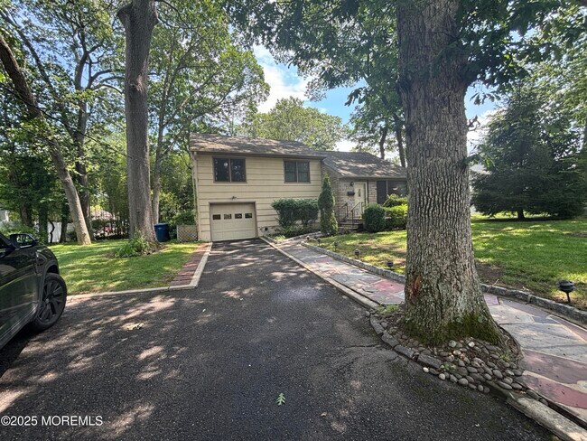 187 Elmwood Rd