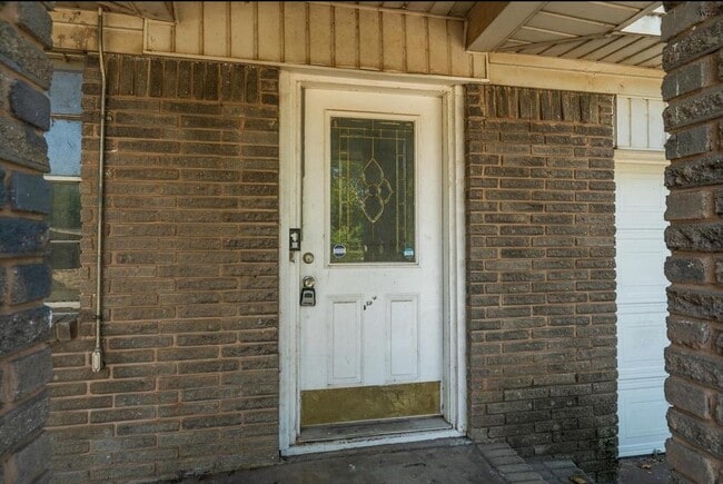 Photo - 604 E 1st St