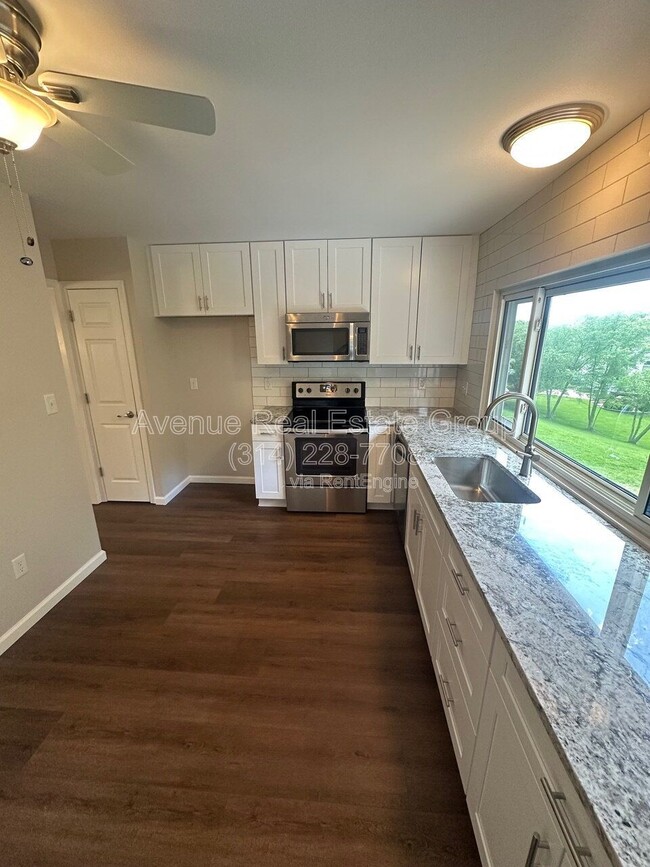 Photo - 425 Westglen Village Dr