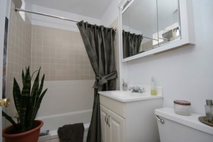 Baño - 3941 N. Pine Grove Ave.
