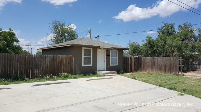 Photo - 310 E Lynn St