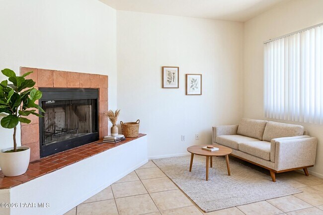 352 W Delano St