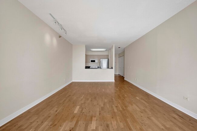 512 N McClurg Ct